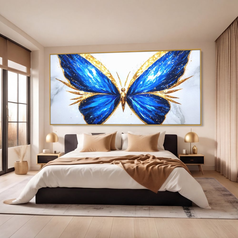 Tablou canvas cu tablou canvas cu fluture albastru, in rama de aluminiu auriu, pe perete intr-un dormitor